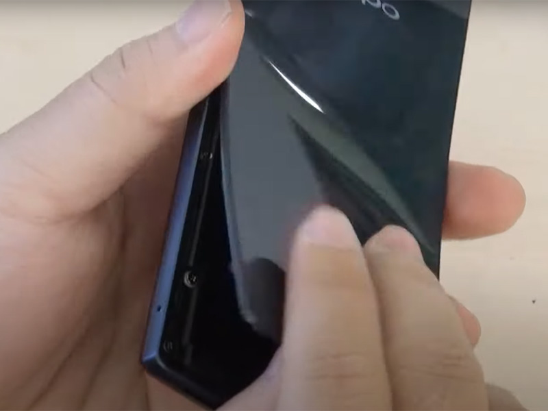 Tháo nắp lưng ra